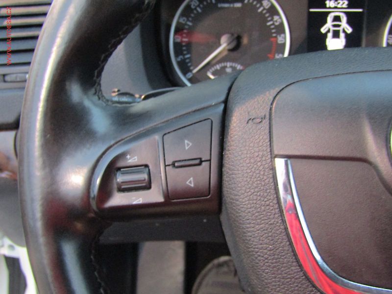 Škoda Octavia (2012) 2.0 TDi, Elegance, DSG, xenon - fotka 17 z 19