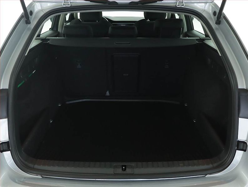 Škoda Octavia (2023) Ambition 2.0 TDI, ČR,1.maj - fotka 13 z 15