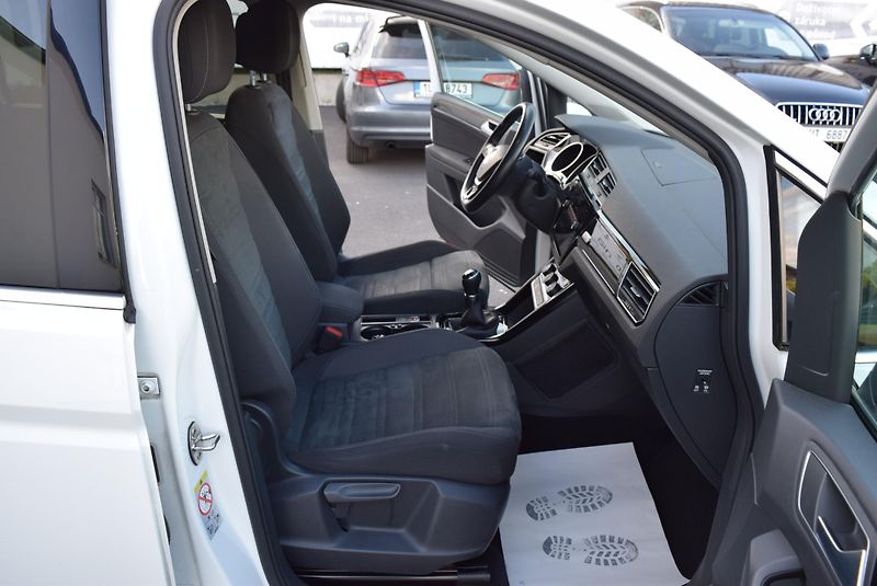 Volkswagen Touran (2018) 1.4TSI 110kw R-line NAVI LED - fotka 35 z 50