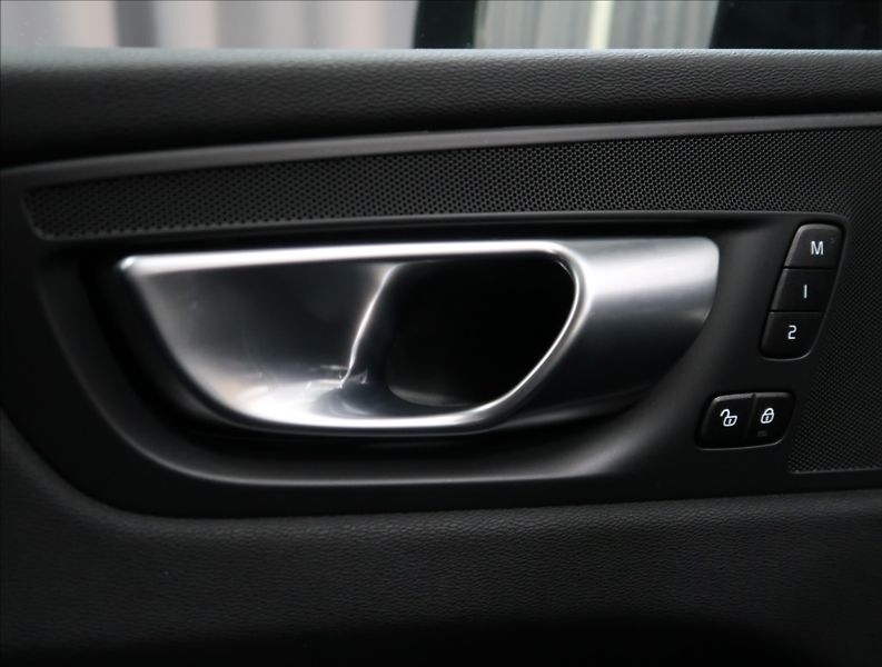 Volvo XC60 2,0 B4 AWD PLUS DARK 1. MAJ ČR - fotka 17 z 55