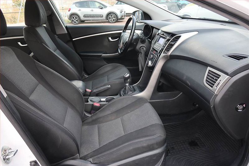 Hyundai i30 (2016) 1.6 MPI, Tempomat - fotka 9 z 17