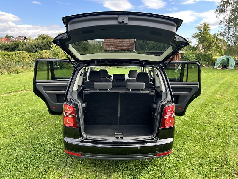 Volkswagen Touran 1.6 MPI 75KW,7MÍST,DIGI,NAVI - fotka 31 z 46