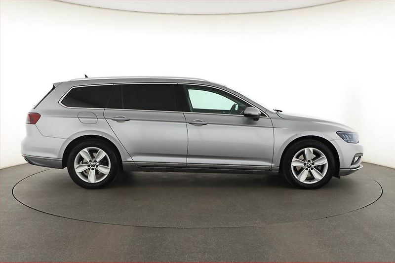 Volkswagen Passat (2023) 2.0 TDI - fotka 6 z 19