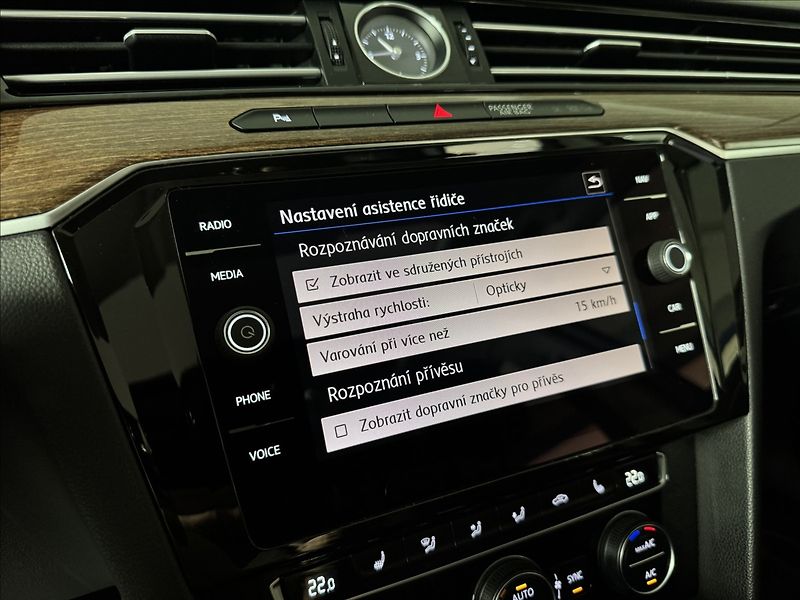 Volkswagen Passat 2,0 TDi  DSG Highline Virtual - fotka 30 z 49