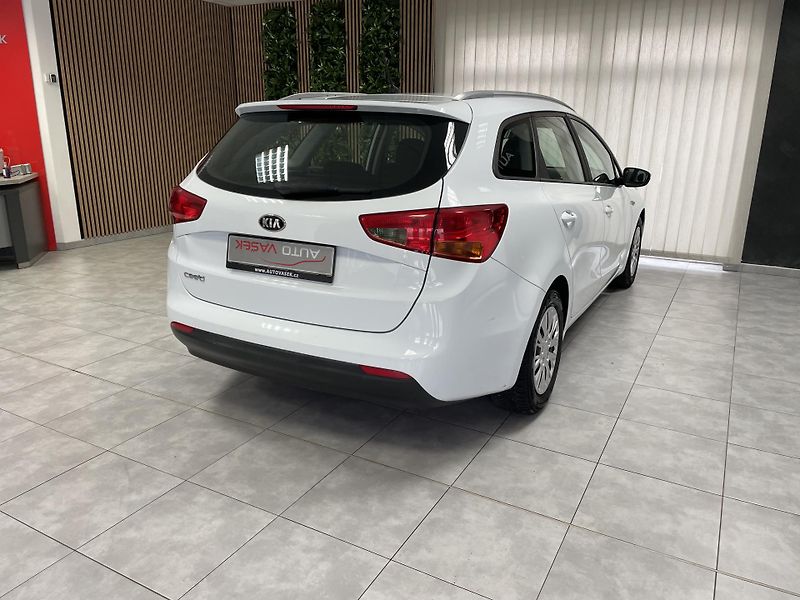 Kia Ceed 1.6 GDi ČR REZERVACE  - fotka 10 z 24