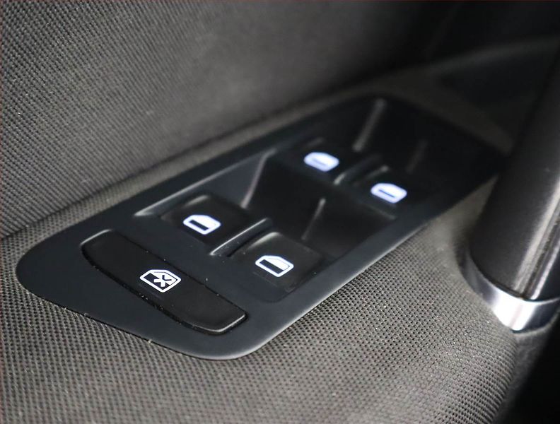 Volkswagen Golf (2015) 2.0 TDI, Navi, Park. senzory - fotka 15 z 19