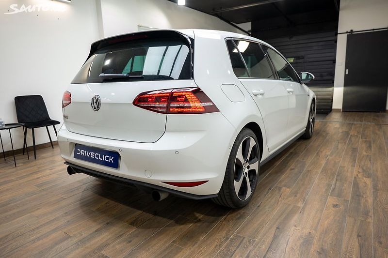 Volkswagen Golf GTI Performance 2.0 169 kW - fotka 4 z 31