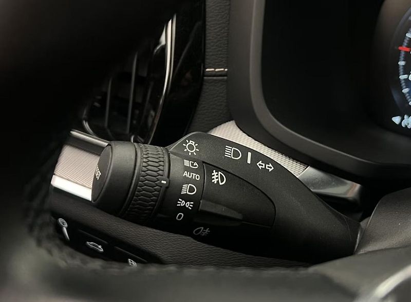 Volvo S60 Recharge T8 AWD R Kam Pano Taž - fotka 27 z 33