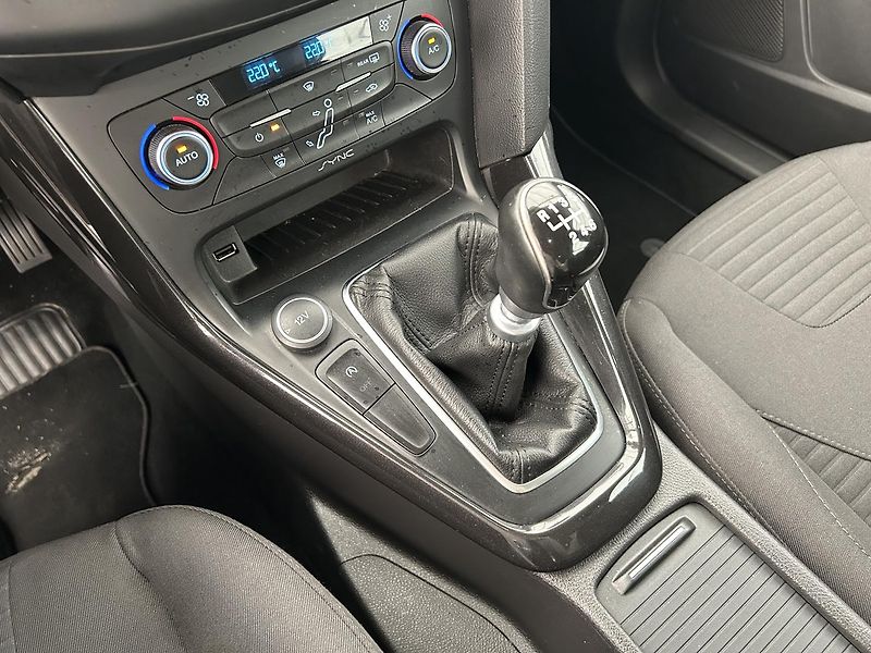 Ford Focus 1.5   Titanium - fotka 17 z 24