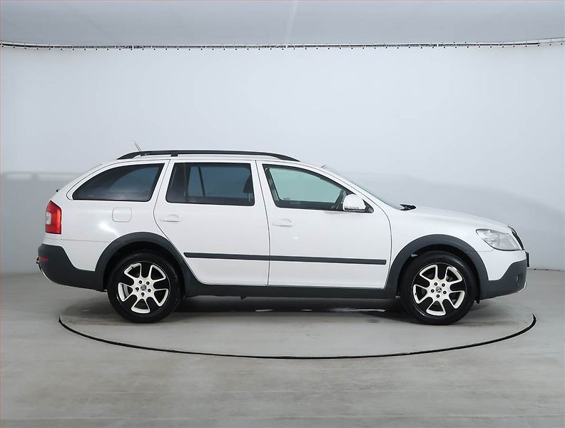Škoda Octavia (2011) 2.0 TDI, 4X4, Automat - fotka 6 z 19