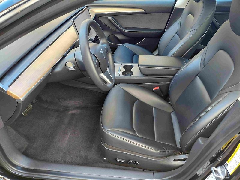 Tesla Model 3 RWD StandardRange - fotka 11 z 17