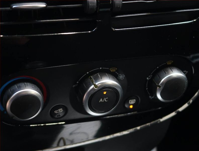 Renault Clio (2015) 1.2 16V, nová STK, rezervace - fotka 16 z 16