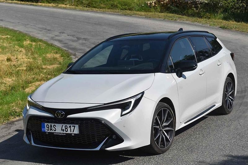Modernizovaná Toyota Corolla TS se dobře cítí i na venkovských silnicích