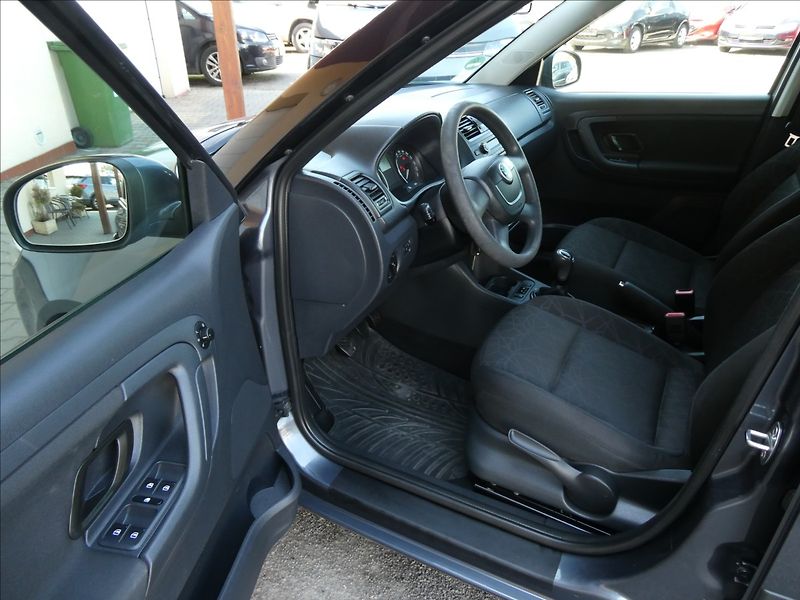 Škoda Fabia 1,2 TSi po servise,auto klima - fotka 15 z 48