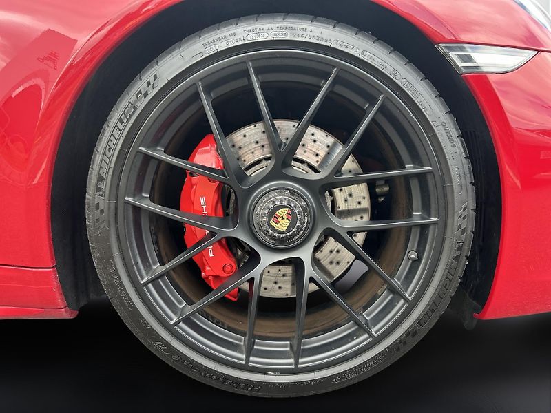 Porsche 911 Carrera 4 GTS Coupe - fotka 14 z 28