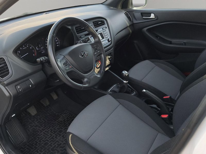 Hyundai i20 (2018) 1.2i 55kW, ČR, 1. Maj., Klima - fotka 18 z 20