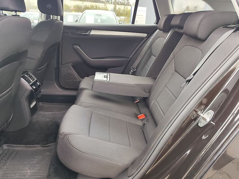 Škoda Superb 2.0 TDI/110kW Ambition Plus DS - fotka 10 z 33