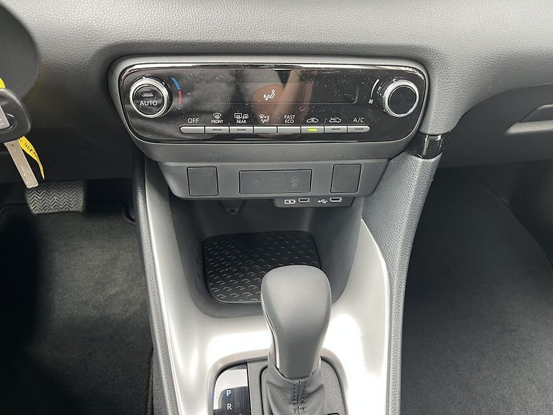 Toyota Yaris 1.5L HEV116 CVT Comfort - fotka 19 z 26