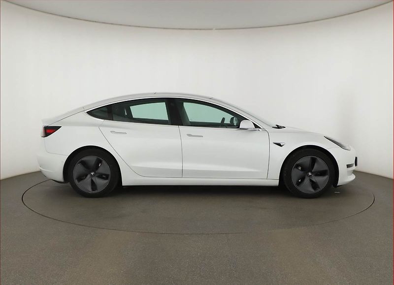 Tesla Model 3 (2020) Std Range Plus 52kWh, SoH 84% - fotka 6 z 17
