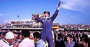 Jody Scheckter slaví vítězství v Grand Prix Argentiny 1977 s vozem stáje Walter Wolf Racing.