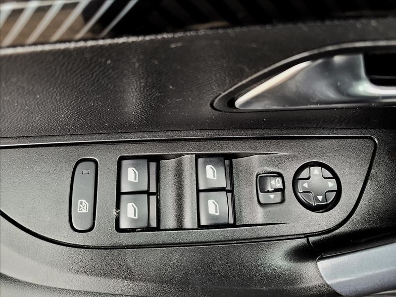 Peugeot 2008 1,2 Allure,navi,klima,Led - fotka 38 z 50