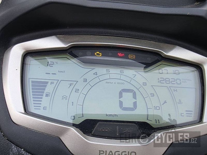 Piaggio Beverly 400 (2022) - fotka 10 z 19