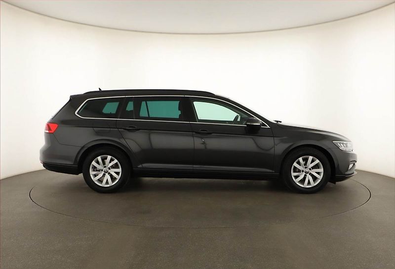 Volkswagen Passat (2023) 2.0 TDI, Automat, Navi - fotka 6 z 21