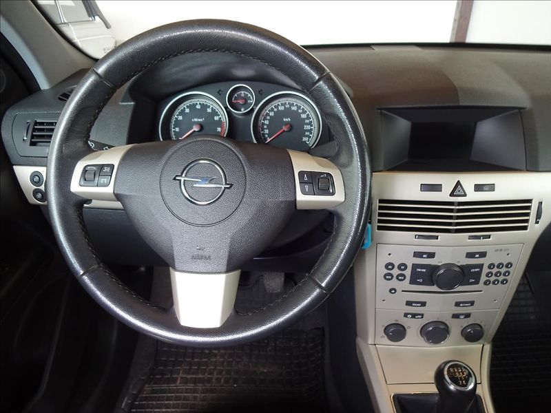 Opel Astra 1,6i 85kW - fotka 32 z 41