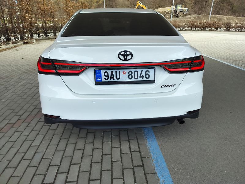 Toyota Camry 2.5i black white edition - fotka 7 z 18