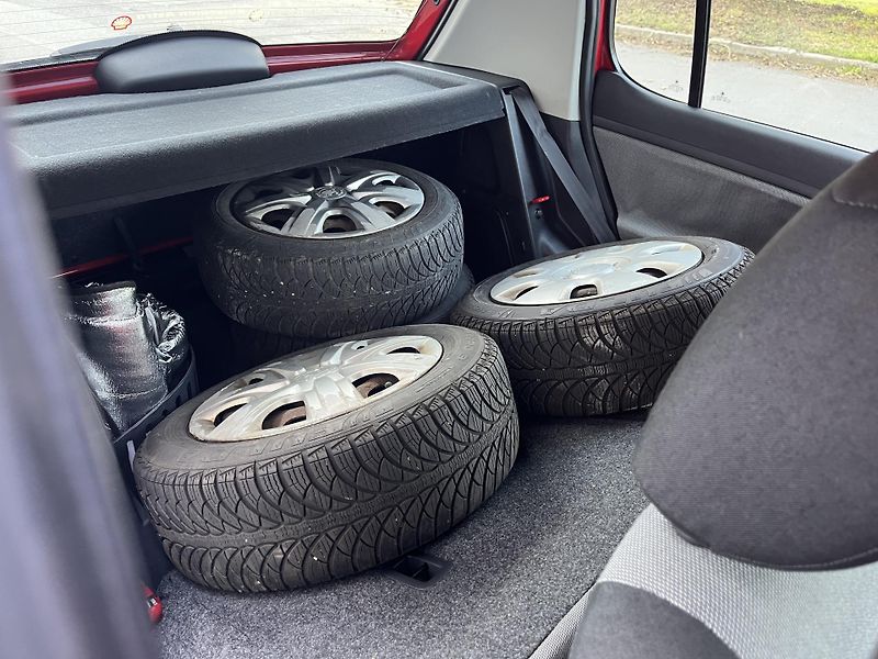Škoda Fabia 1,2 HTP + pneu zima - fotka 19 z 26
