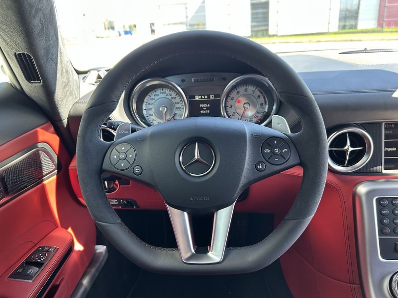 Mercedes-Benz SLS AMG 6.3 V8 Roadster - fotka 29 z 35