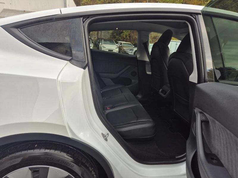 Tesla Model Y LONG RANGE DUAL MOTOR TZ 95,0% - fotka 15 z 49