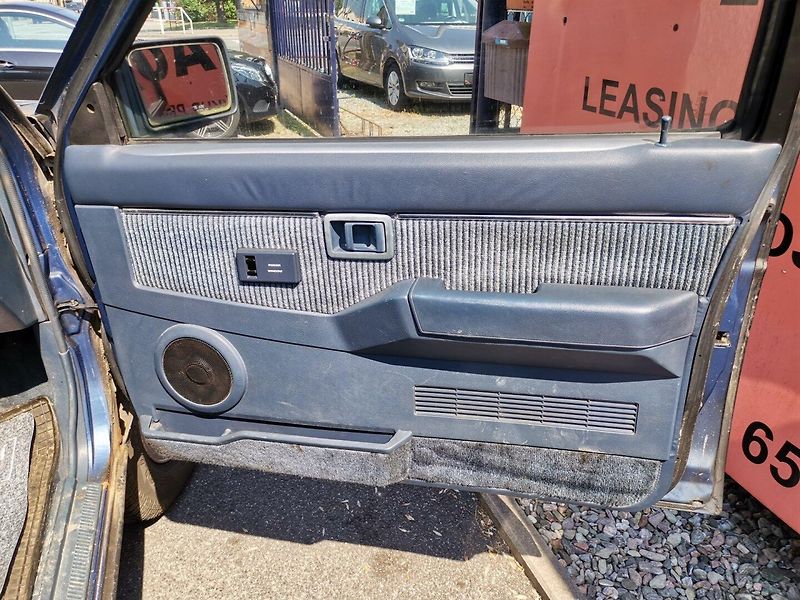 Nissan Pathfinder (1989) 3.0i V6 Terrano I D21 4x4 3dv. - fotka 17 z 30