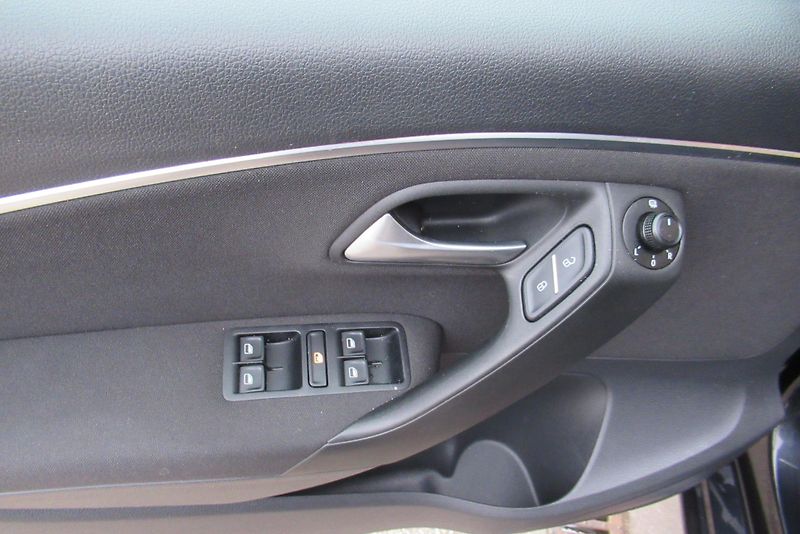Volkswagen Polo 1.0 MPi AUT. KLIMA  NAVIGACE - fotka 18 z 26