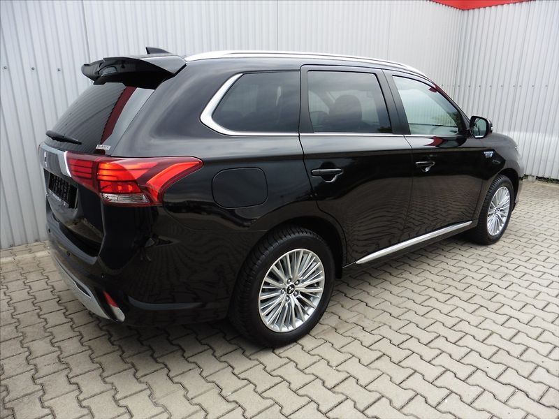 Mitsubishi Outlander 2,4 PHEV Instyle+ 1.maj. - fotka 4 z 19
