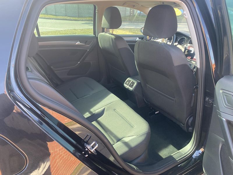 Volkswagen Golf 1.6TDi,PLNÁ VÝB.SUPER STAV!! - fotka 35 z 48