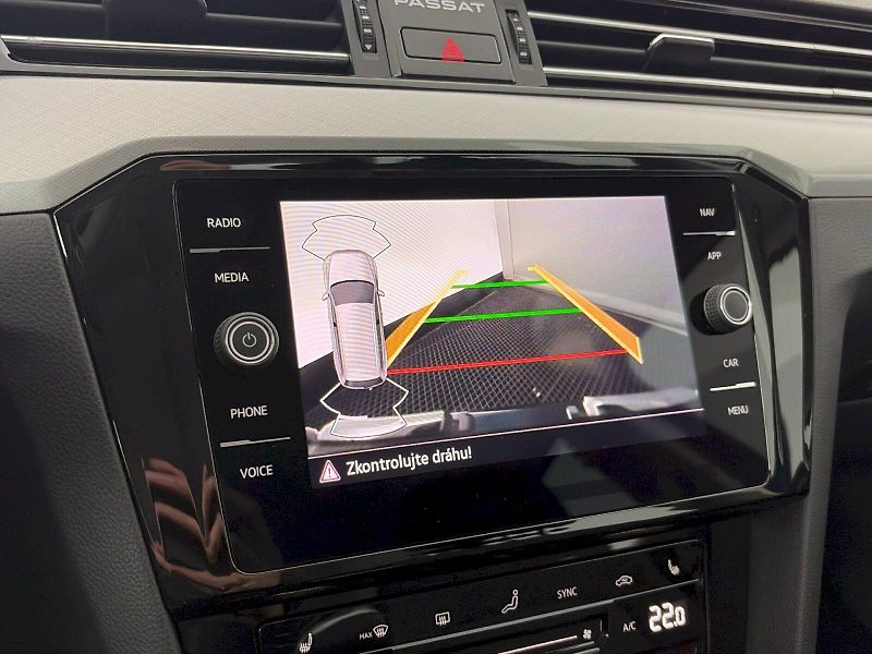 Volkswagen Passat (2022) Business 2.0 TDI 110kW - fotka 13 z 33
