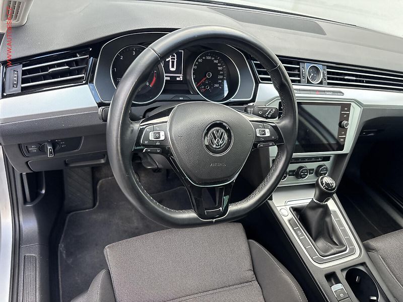 Volkswagen Passat (2018) 1.6 TDi, Comfortline, navi, - fotka 13 z 18