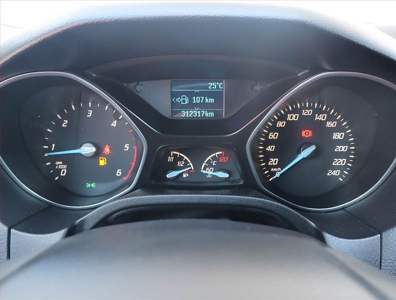 Ford Focus (2013) 1.6 TDCI, nová STK, pěkný stav - fotka 11 z 14