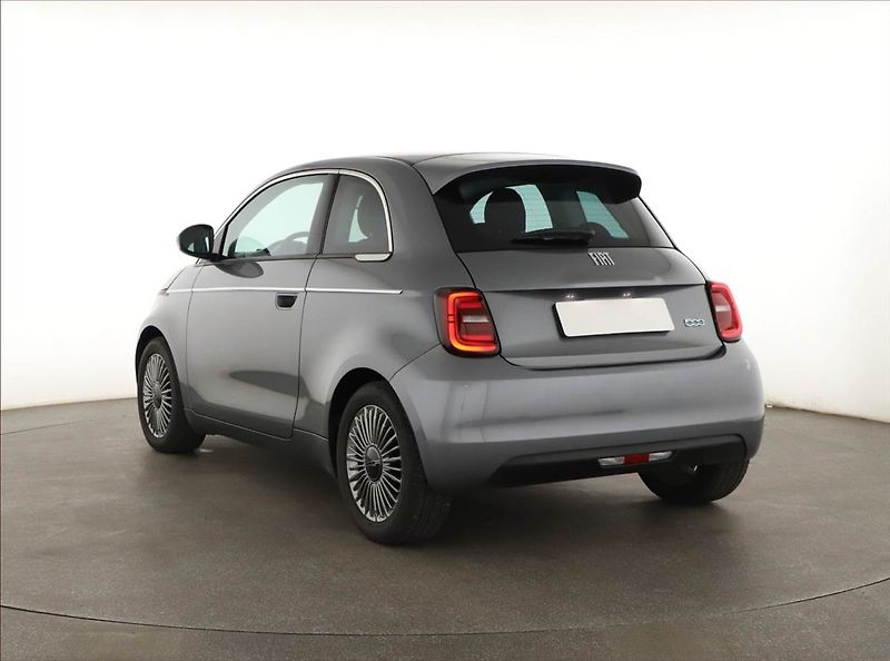 Fiat 500e (2024) 42 kWh, SoH 100% - fotka 4 z 19