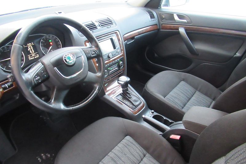 Škoda Octavia 2.0 TDI DSG AUT. KLIMA TAŽNÉ - fotka 16 z 31