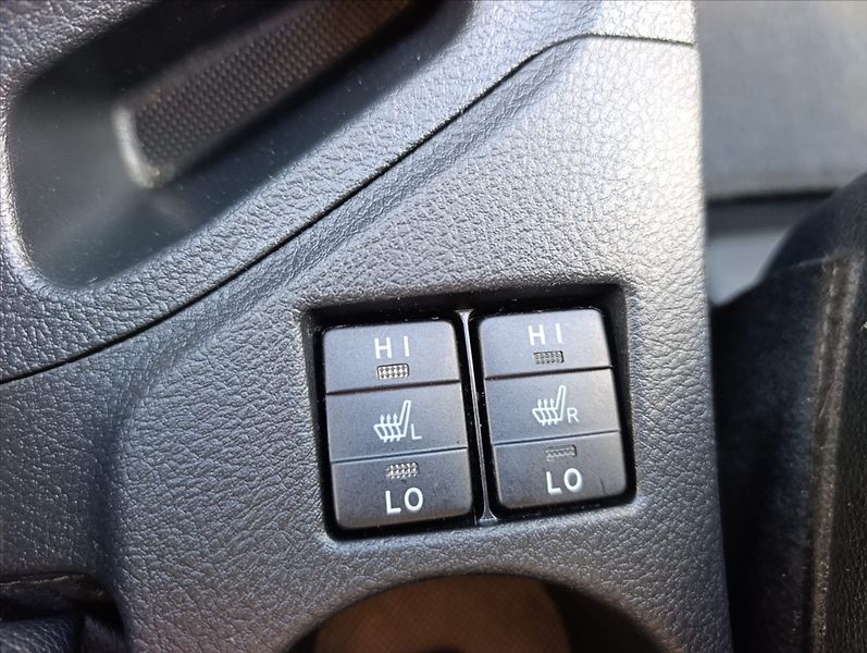 Toyota Auris 1,8 i HYBRID AT KAMERA NAVI - fotka 34 z 39