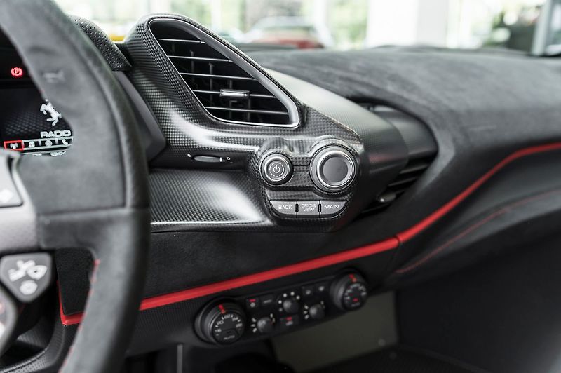 Ferrari 488 Pista PILOTI - fotka 12 z 26