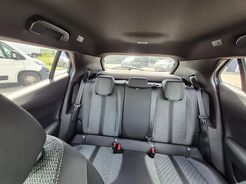 Peugeot 2008 (2026)  ALLURE Hybrid 145 e-DCS6 - fotka 17 z 19