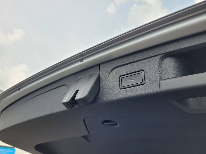 Volkswagen Touran 1.5 TSI DSG R-Line 7míst TAŽNÉ - fotka 43 z 50