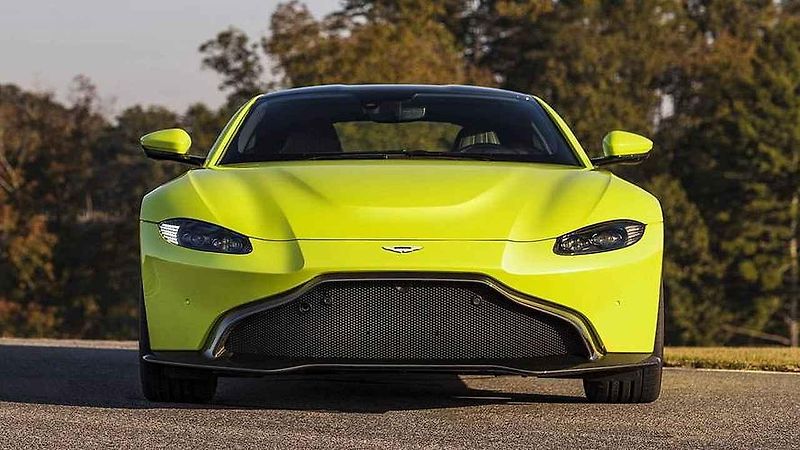 Aston Martin Vantage a DB10.