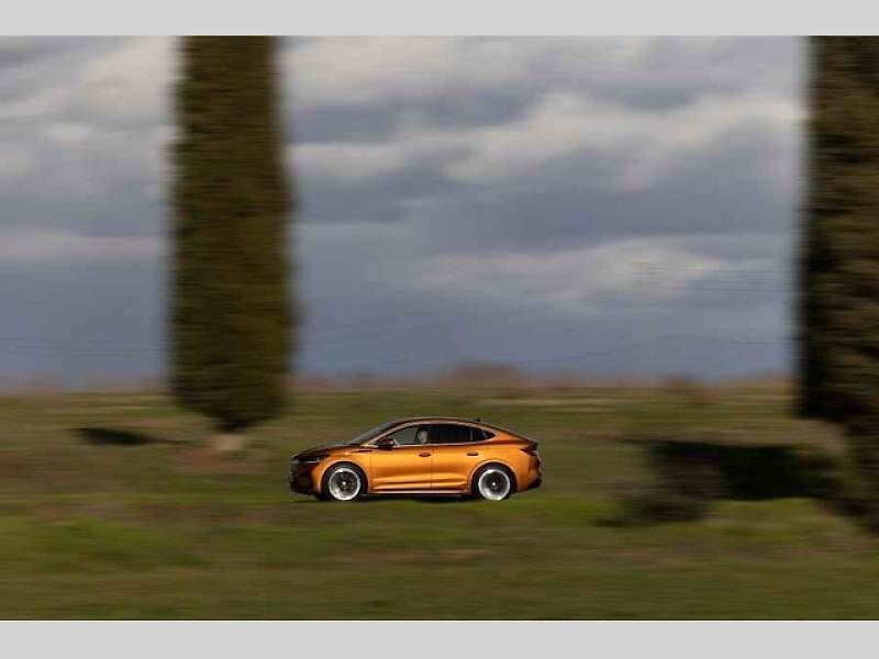 Plně elektrické SUV Škoda Enyaq Coupé iV (na snímku) se představilo v roce 2022 a vzbudilo u zákazníků velký zájem. Automobilka zrychluje svoji elektrickou ofenzivu: do roku 2026 představí tři zcela nové elektrické modely a další budou následovat.