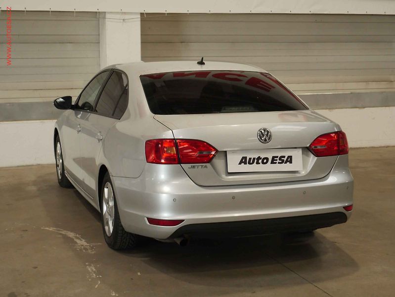 Volkswagen Jetta (2011) 1.2, 2.maj,ČR, AC, tempo - fotka 4 z 16