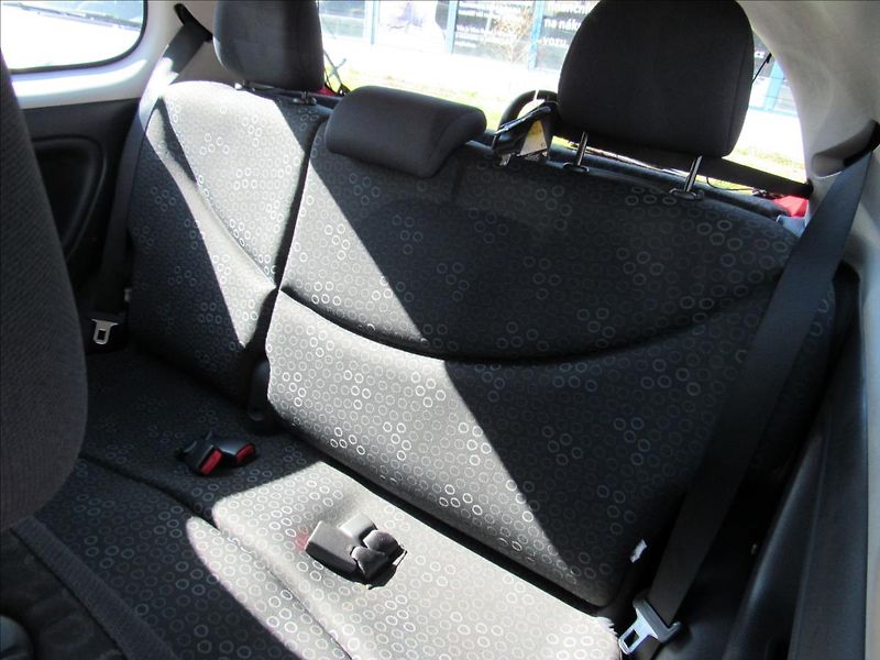 Toyota Yaris 1,0 i Terra VVT-i - fotka 10 z 22