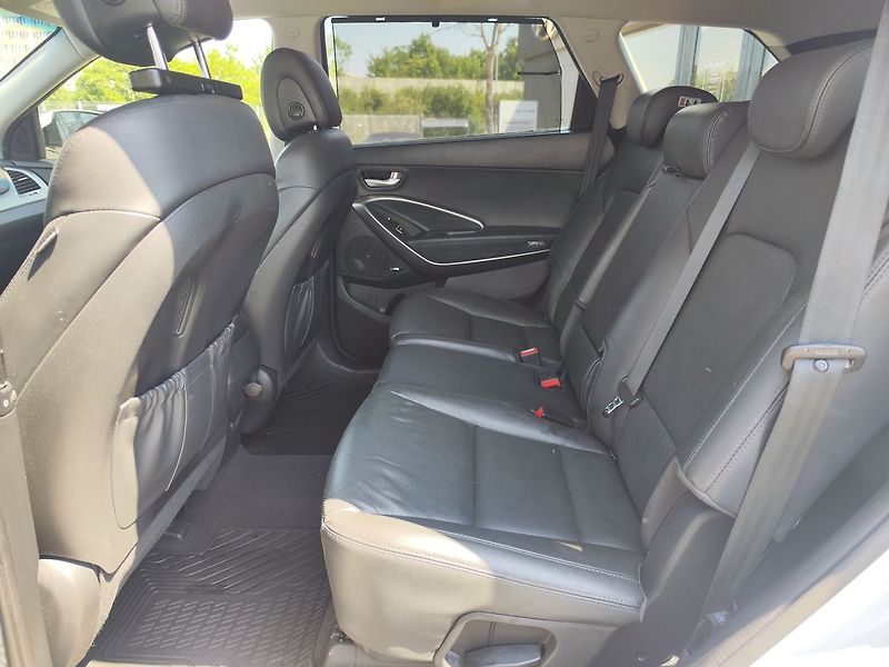 Hyundai Grand Santa Fe 2.2 CRDi/147kW Luxury AT 4x4 - fotka 17 z 43